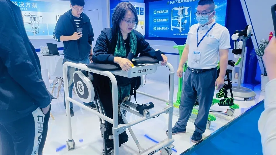 迈步机器人闪耀第91届上海CMEF，引领智慧康养全场景新未来