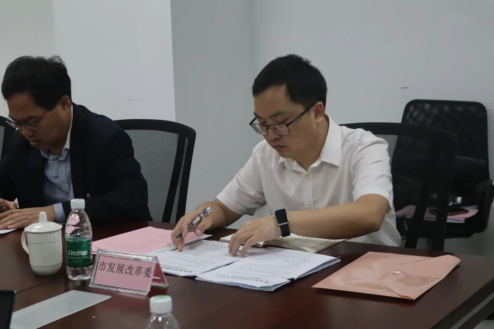 深圳市政协副主席吴以环一行领导莅临迈步机器人参观调研，共谋康复养老产业发展