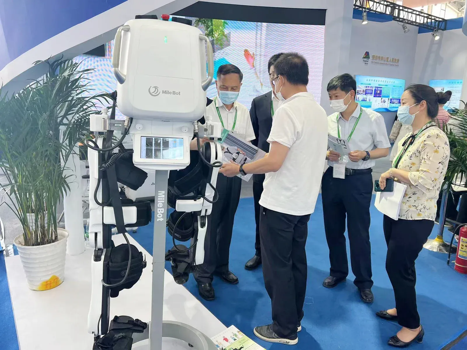 中国残联主席张海迪一行领导莅临迈步机器人展位指导工作
