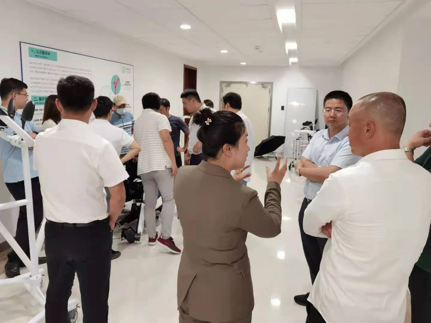 威高集团党委书记陈林一行领导莅临迈步机器人参观考察