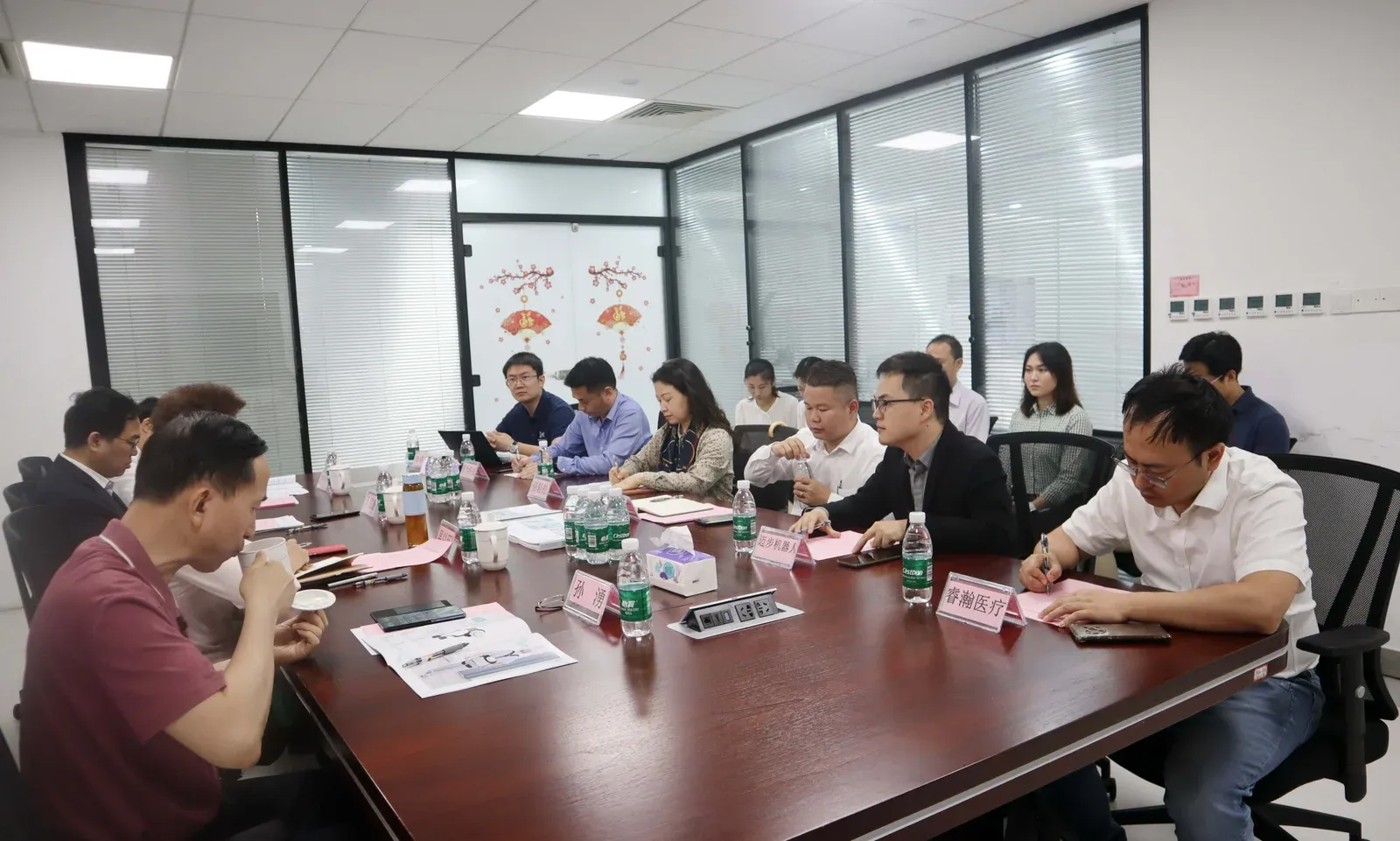 深圳市政协副主席吴以环一行领导莅临迈步机器人参观调研，共谋康复养老产业发展