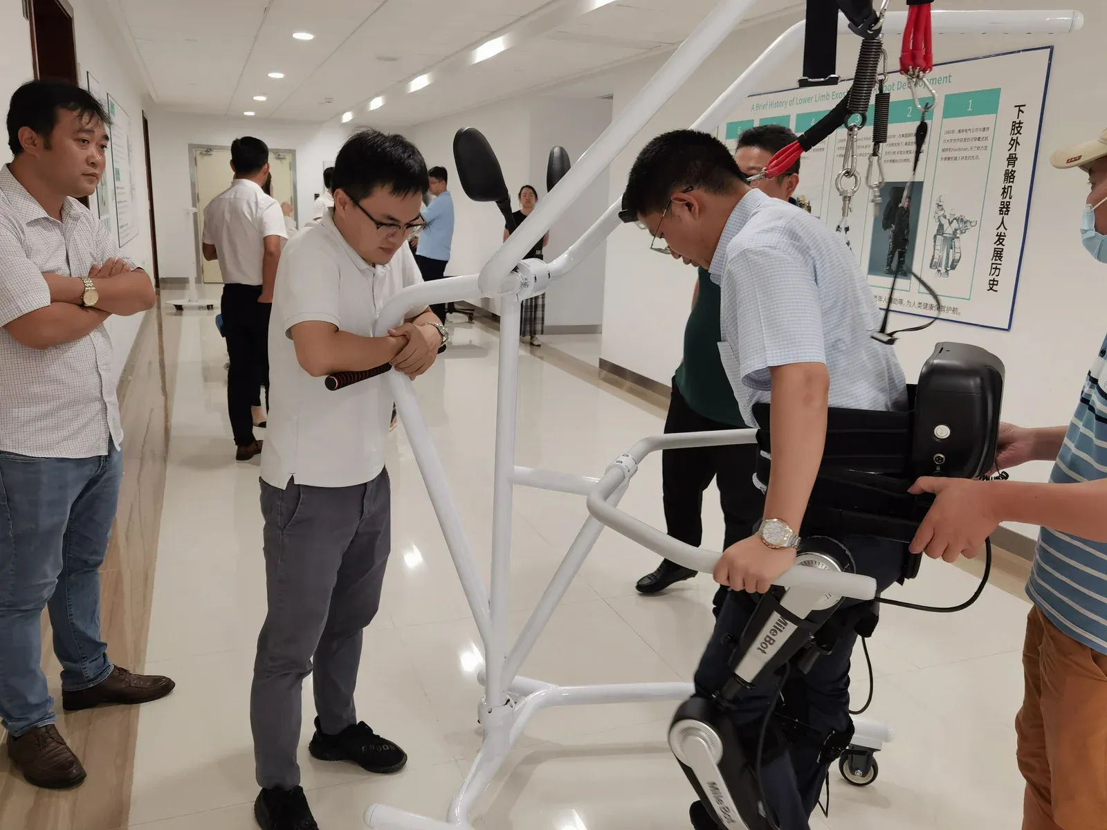 威高集团党委书记陈林一行领导莅临迈步机器人参观考察