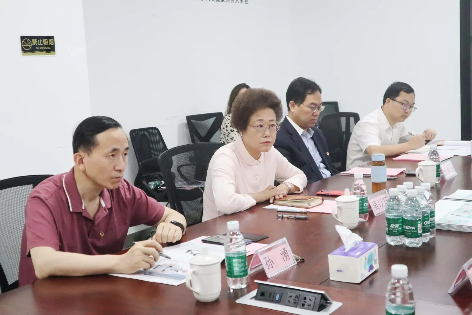 深圳市政协副主席吴以环一行领导莅临迈步机器人参观调研，共谋康复养老产业发展