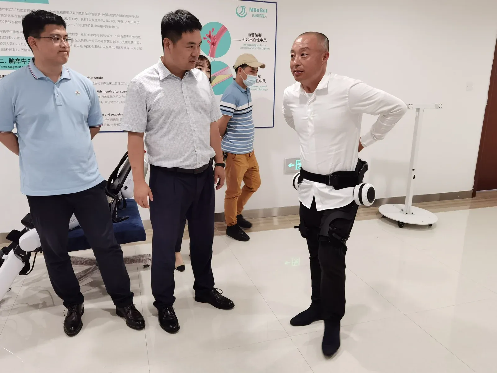 威高集团党委书记陈林一行领导莅临迈步机器人参观考察