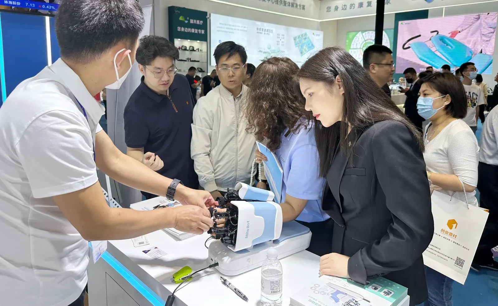 创新融合,迈步机器人携数款康复机器人产品亮相2023CMEF