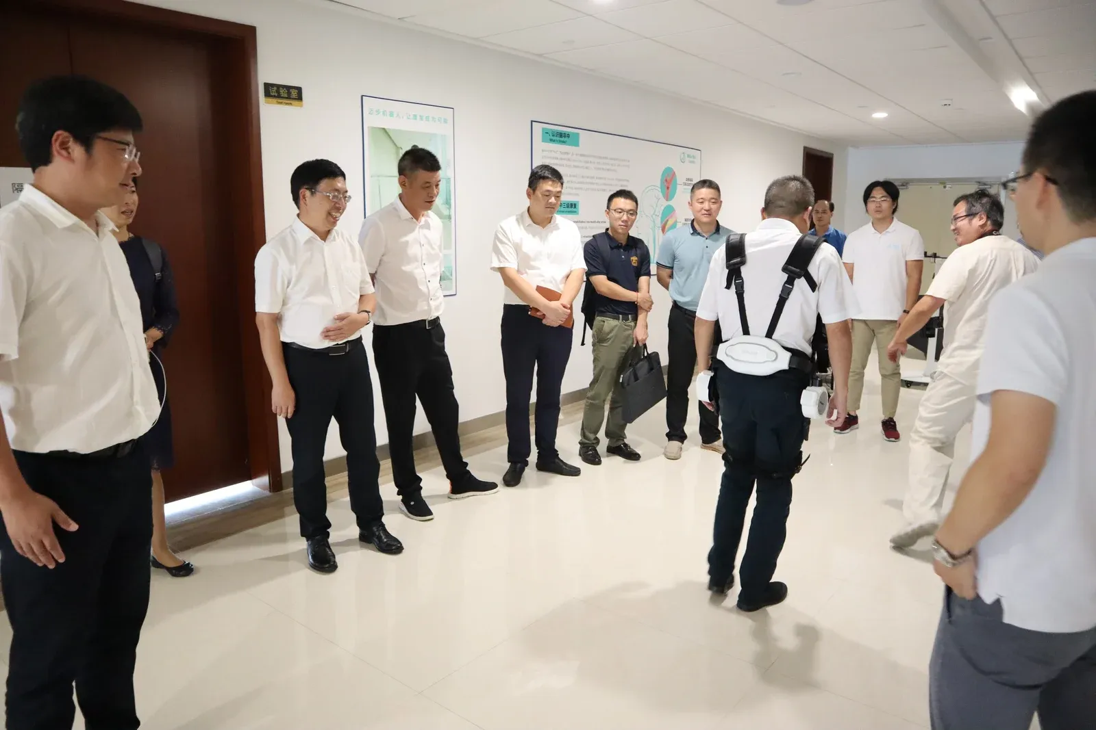 兰溪市委市政府一行领导莅临迈步机器人参观考察
