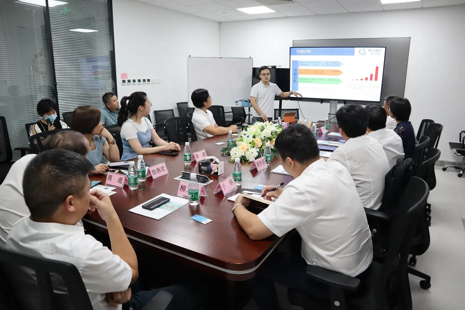 兰溪市委市政府一行领导莅临迈步机器人参观考察