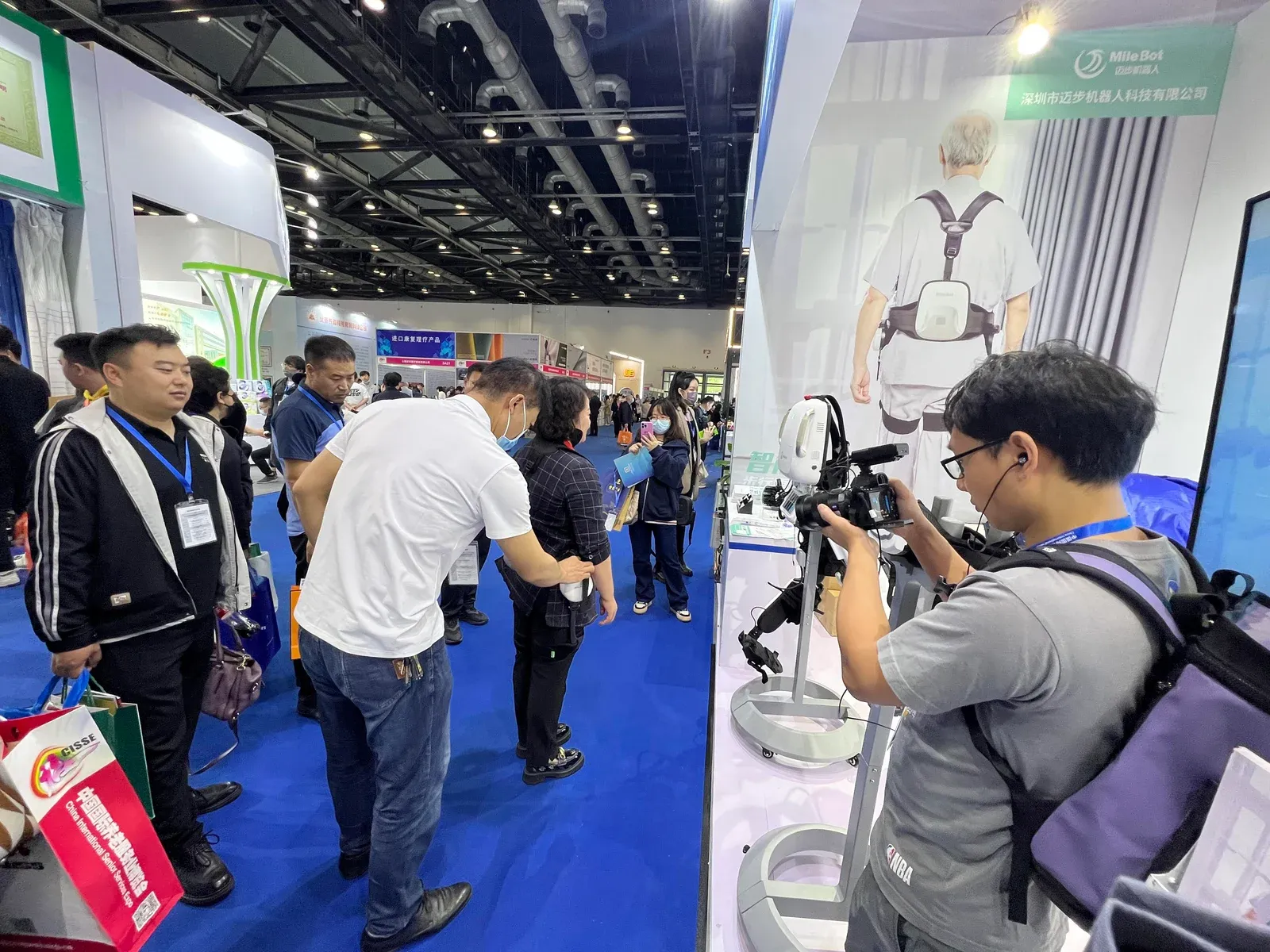 第九届中国国际养老服务业博览会在京开展，迈步机器人备受关注
