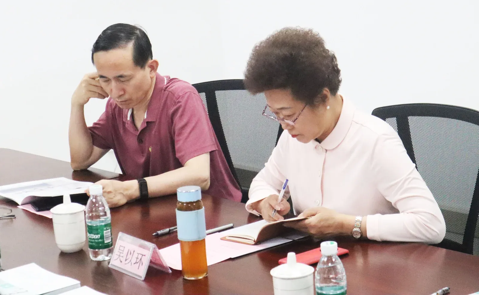 深圳市政协副主席吴以环一行领导莅临迈步机器人参观调研，共谋康复养老产业发展