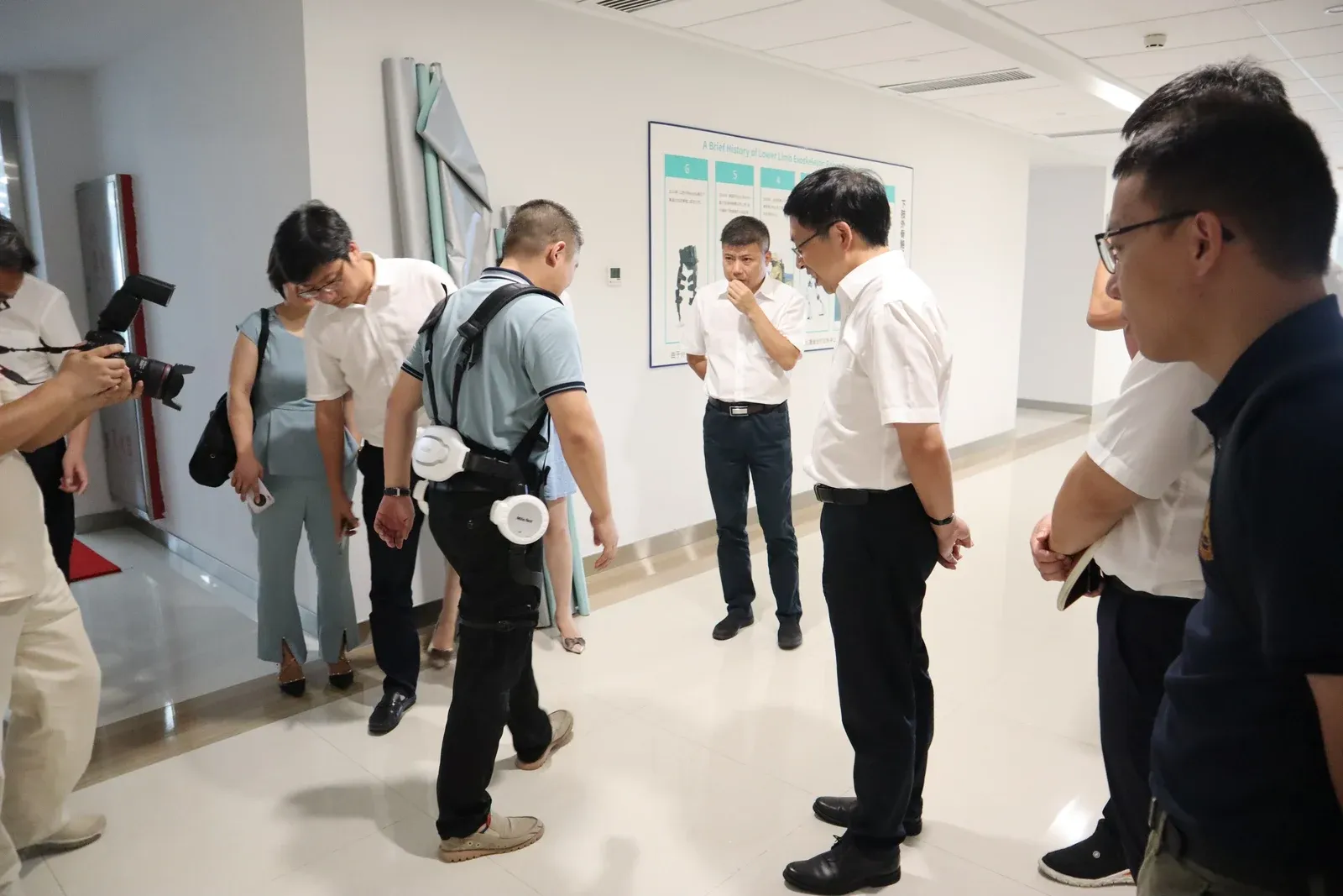 兰溪市委市政府一行领导莅临迈步机器人参观考察