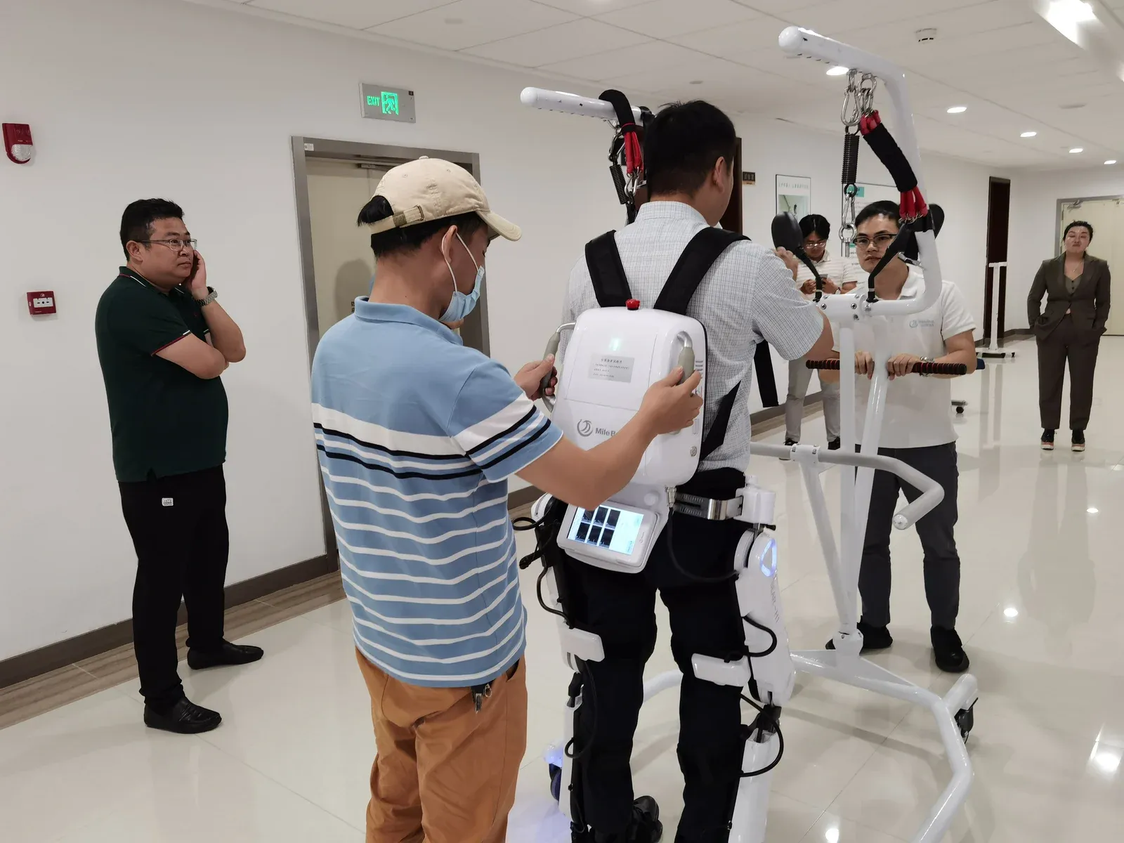 威高集团党委书记陈林一行领导莅临迈步机器人参观考察