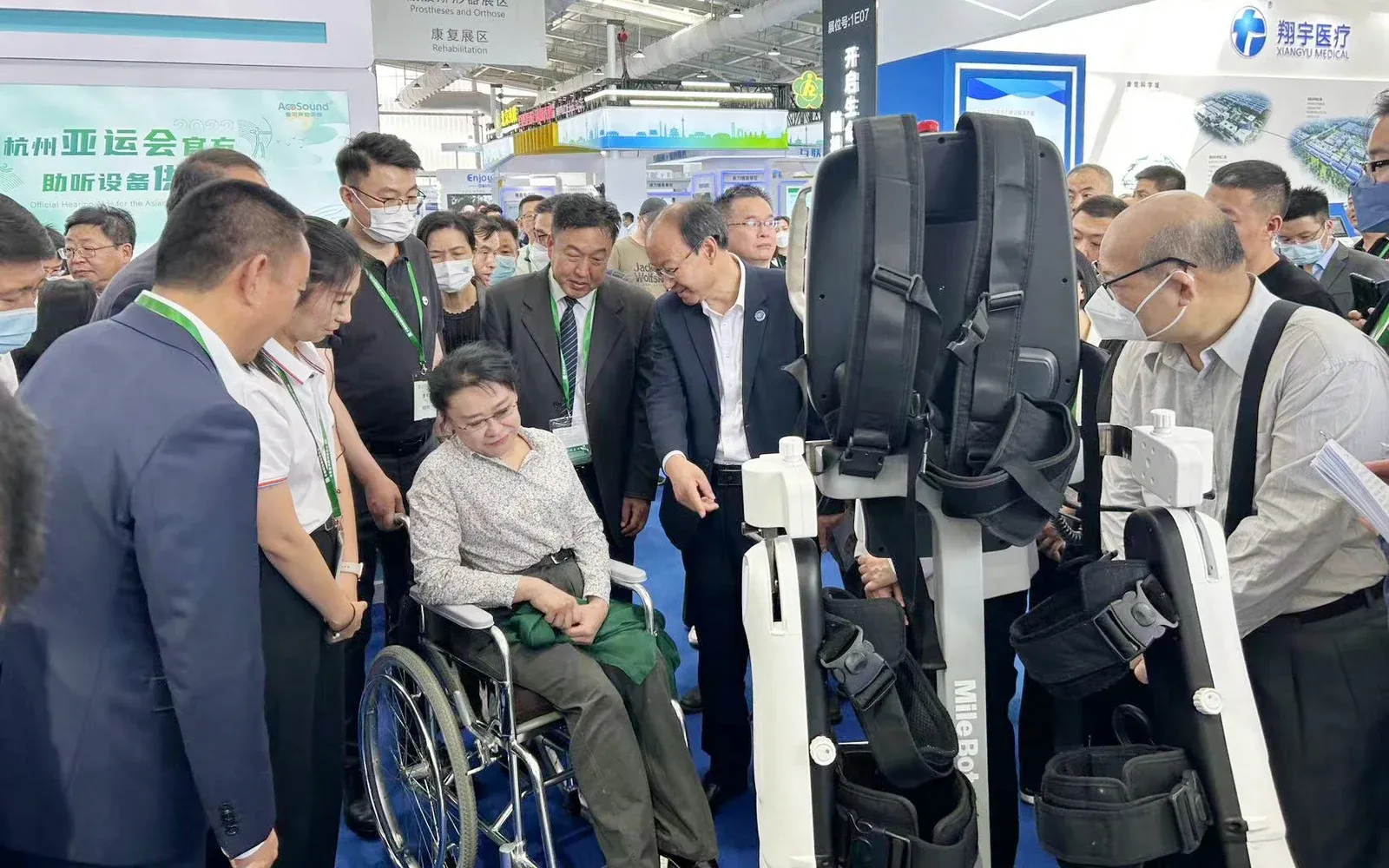 中国残联主席张海迪一行领导莅临迈步机器人展位指导工作