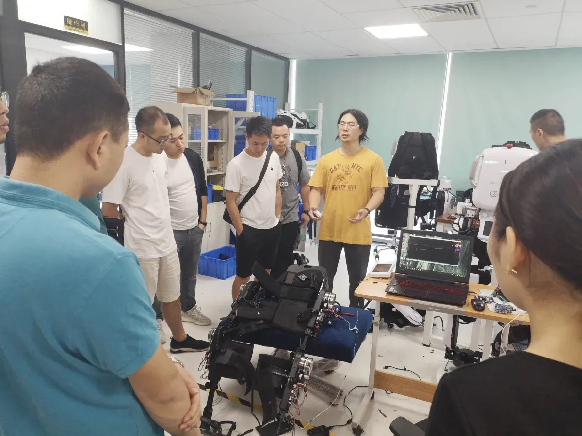 Dr. Ye Jing introduces MileBot’s robotics projects.