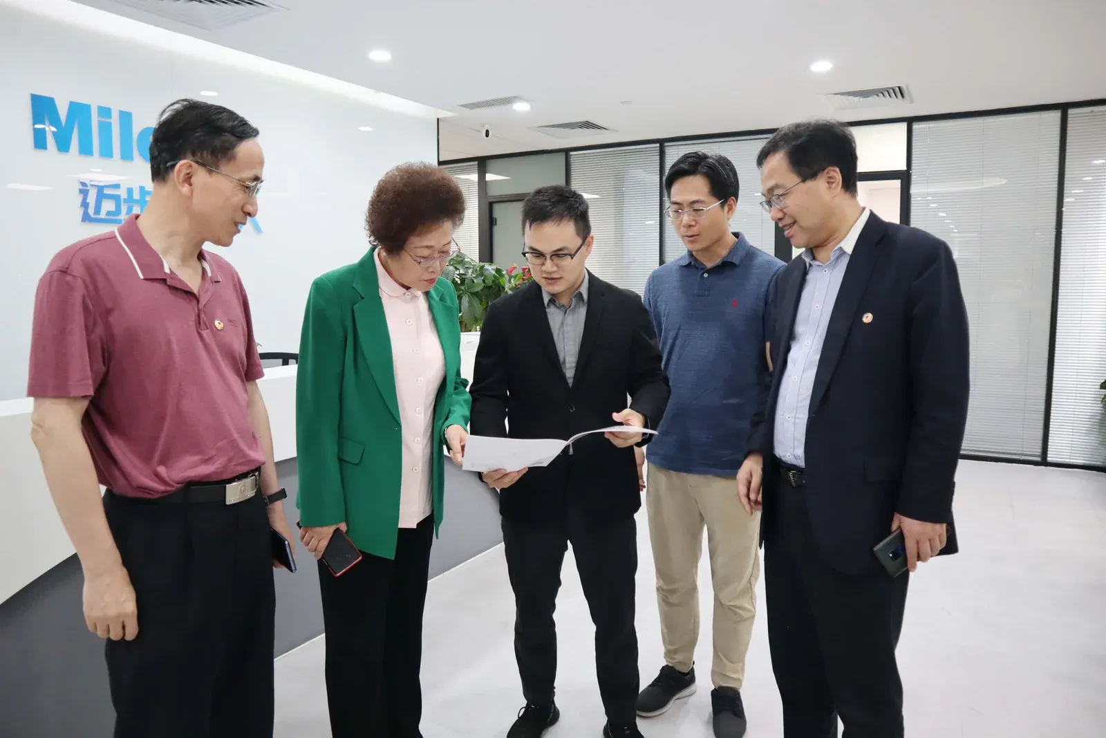 深圳市政协副主席吴以环一行领导莅临迈步机器人参观调研，共谋康复养老产业发展