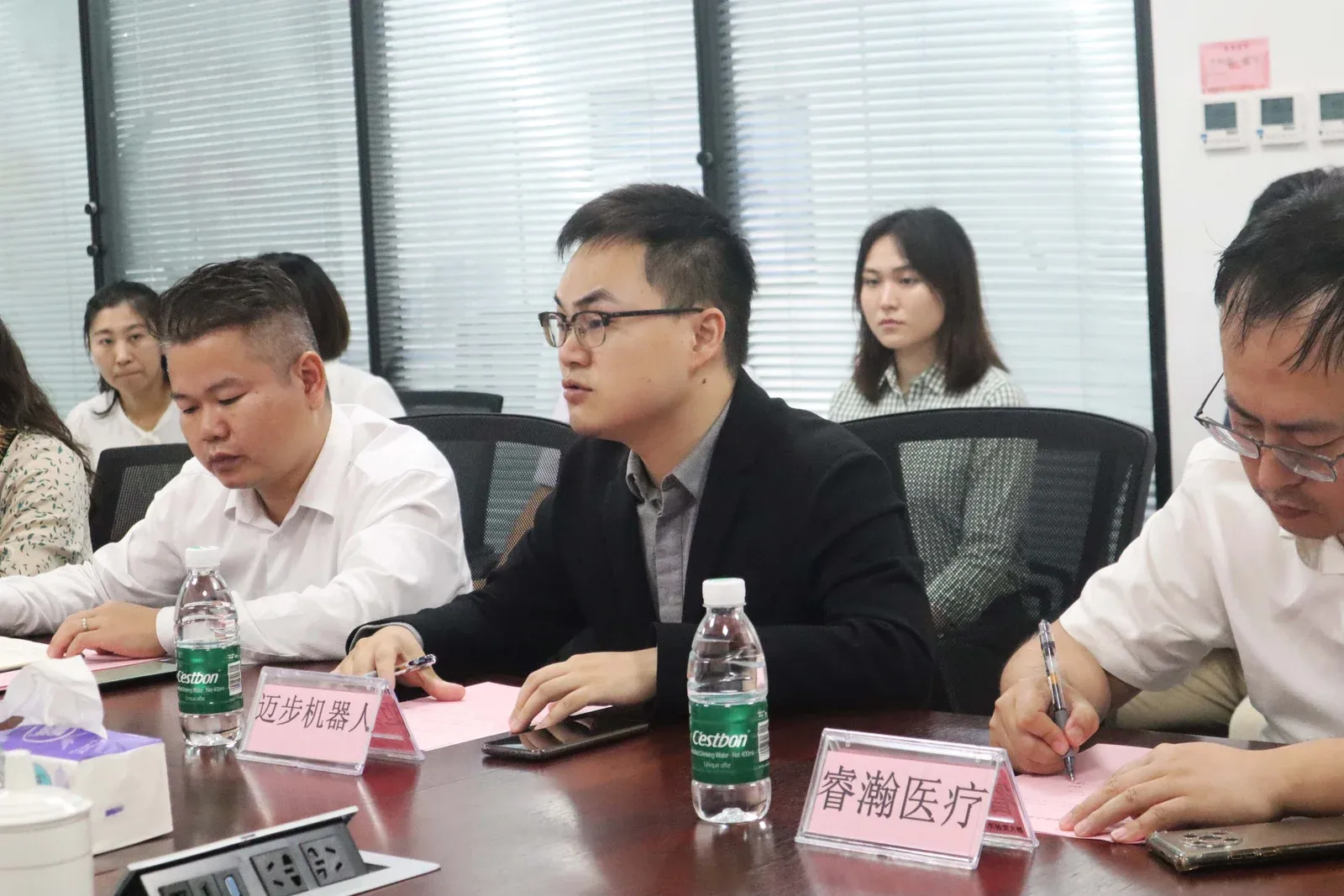 深圳市政协副主席吴以环一行领导莅临迈步机器人参观调研，共谋康复养老产业发展