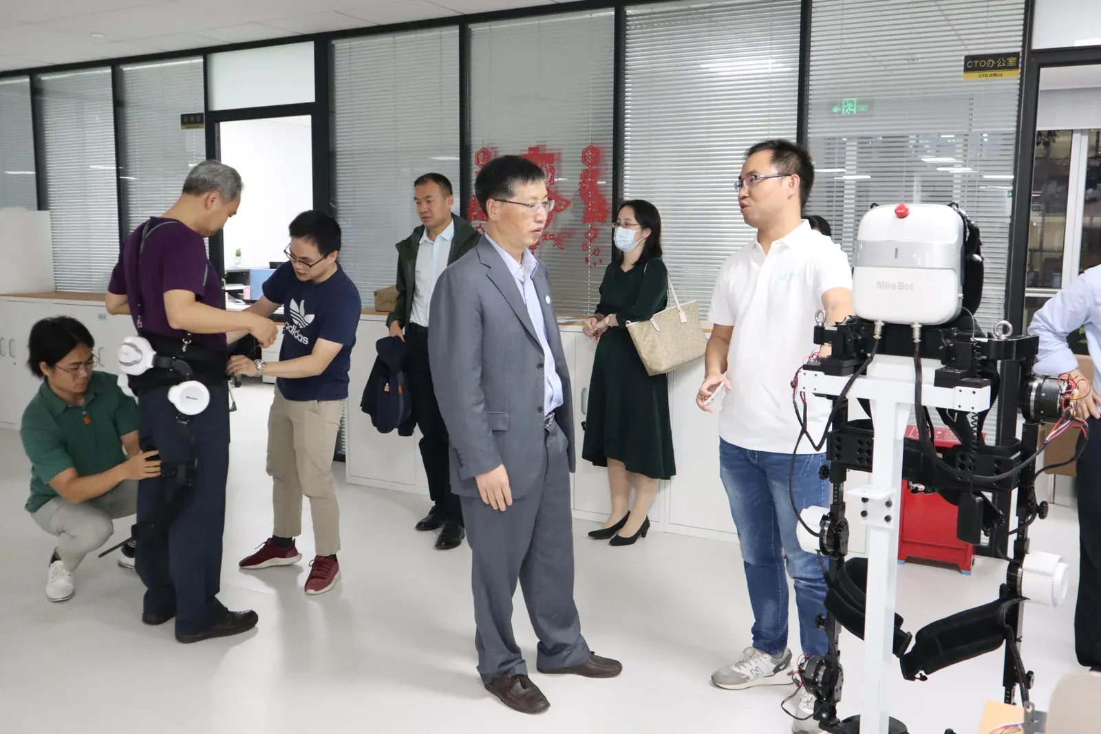 头条 | 国家康复辅助器具研究中心一行领导莅临迈步机器人参观考察