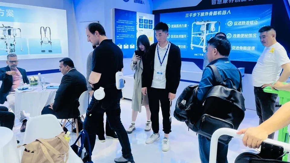 迈步机器人闪耀第91届上海CMEF，引领智慧康养全场景新未来
